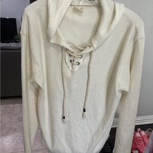 Women cream colored hoodie size XL (fits like a large)